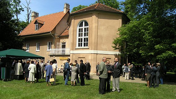 Przed Muzeum Dendrologicznym w Arboretum