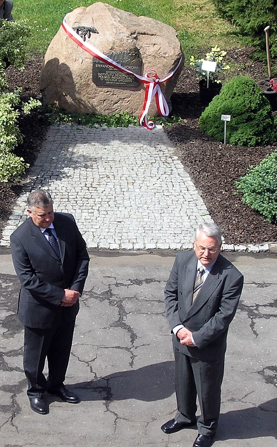 Dyr Jerzy Białobok oraz Prof. Wiesław Prus-Głowacki przed odsłonięciem tablicy pamiątkowej