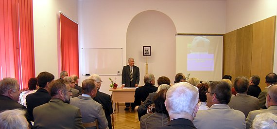 Prof. Prus-Głowacki, Przewodniczący Rady Naukowej Instytutu Dendrologii wita przybyłych gości i otwiera posiedzenie sesji