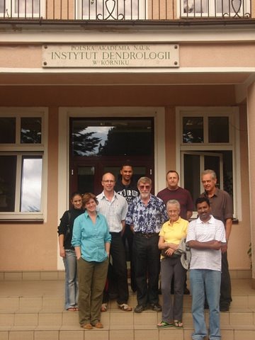 Kórnik, od lewej: Meagan Goveia, Christina Walters, Paweł Chmielarz, Wynston Woodenberg, Norman Pammenter, Patricia Berjak, Bill Finch-Savage, Boby Varghese i Martin Jensen Kórnik, od lewej: Meagan Goveia, Christina Walters, Paweł Chmielarz, Wynston Woodenberg, Norman Pammenter, Patricia Berjak, Bill Finch-Savage, Boby Varghese i Martin Jensen