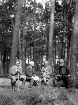 W lesie kórnickim - od prawej: Władysław Zamoyski, prof. Stanisław Sokołowski, Wincenty Szymborski i Feliks Osiński, ówczesny nadleśniczy kórnicki (VII, 1924)